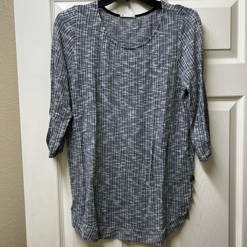 Quarter length sleeves. Button details.